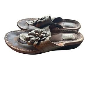 Clarks Women's 10M Artisan Bronze Leather Flower Thong Wedge Sandals Metallic